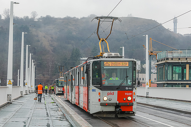 OBRAZEM: Vyšehrad i lampa otočená úplně mimo. Co také uvidíte z nového mostu?