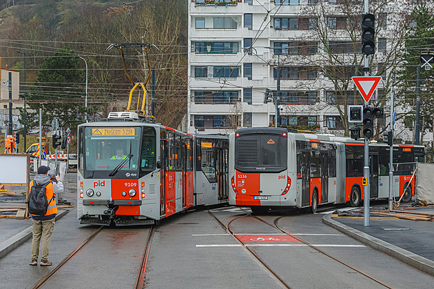 Jak dojet do práce a do školy MHD a neztratit se kvůli Dvoreckému mostu