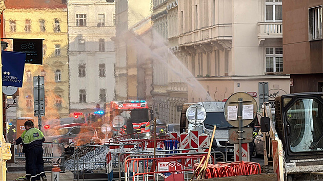 Cítili jsme plyn. A za chvíli už hořelo, popisuje svědkyně požár na Letné