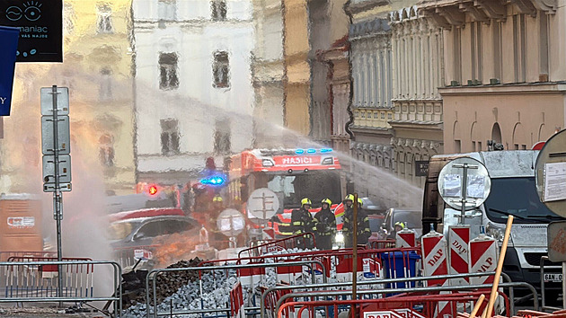 Požár poblíž ministerstva vnitra. Od hořícího plynu chytly i dva domy