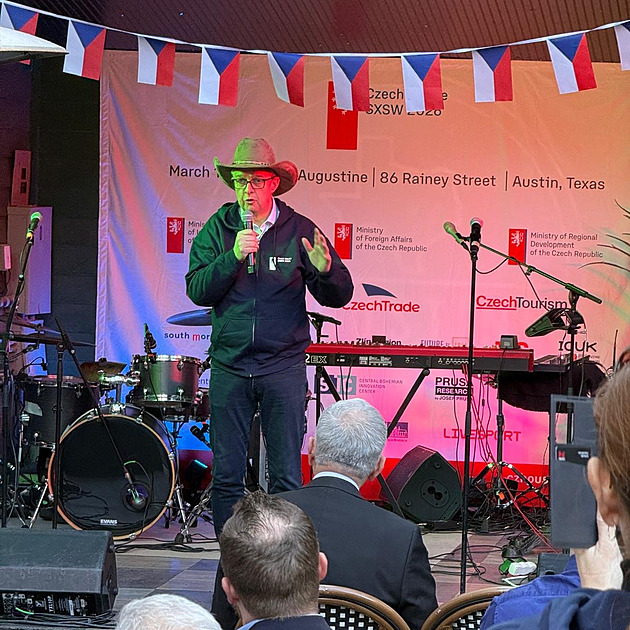 Pistole, „kolache“ a kovboj Havlíček. Ministr otevřel v Texasu Český dům