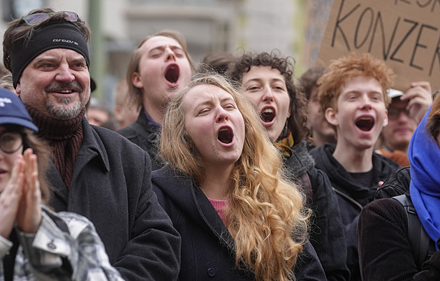 Poslanci schvalují rozpočet. Před Sněmovnou protestovali zástupci kultury