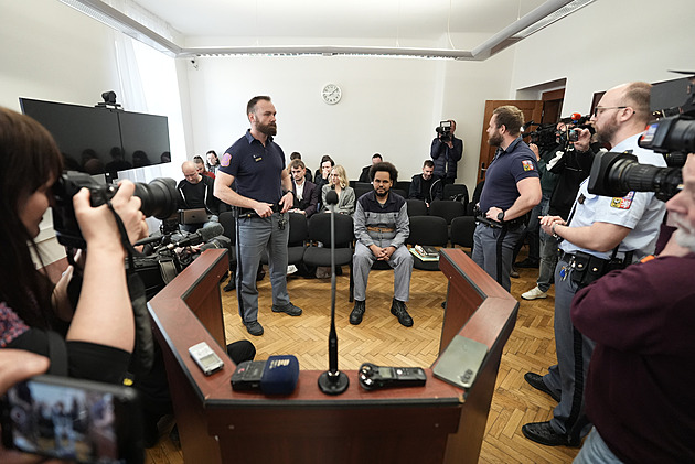 Když se mi svěřila, dostala záchvat pláče, řekl svědek o poškozené ve Feriho kauze