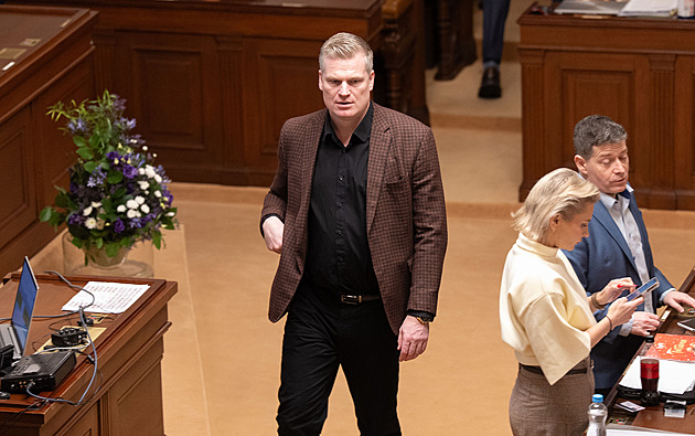 Nerudová zesměšňuje Turkův projev v angličtině. To je manipulace, míní Nacher