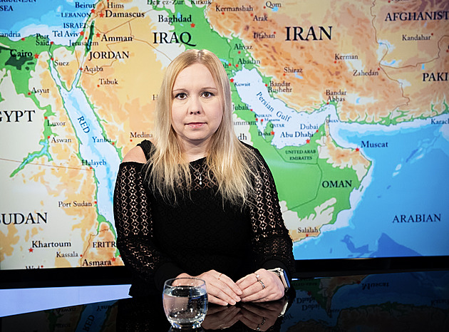 Chameneí jako nový vůdce Íránu je jasný vzkaz světu, říká politoložka