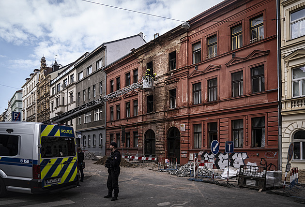 Náhradní byty pro lidi z domu zničeného požárem. Nájem zřejmě uhradí pojišťovny Náhradní byty pro lidi z domu zničeného požárem. Nájem zřejmě uhradí pojišťovny