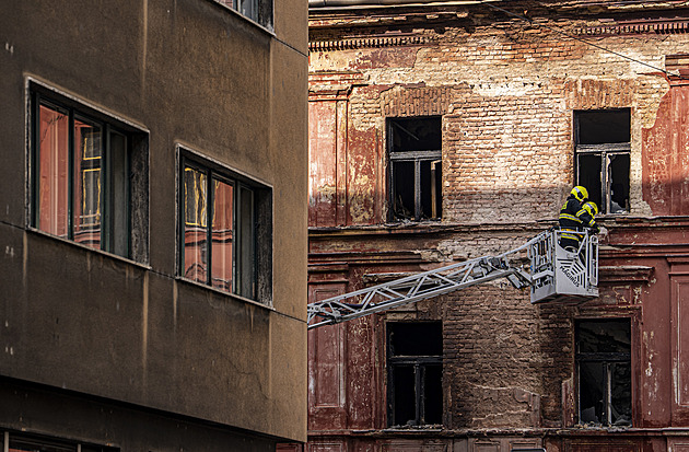 Po požáru je dům v Holešovicích neobyvatelný. Lidé půjdou do náhradních bytů