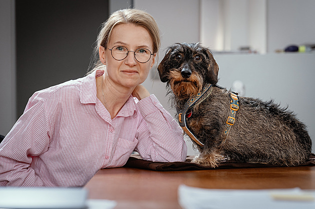 Dítě hladí psa a vypráví hrůzy. U výslechů pomáhají různé rasy, líčí vyšetřovatelka