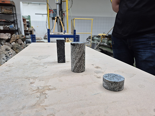 Vyvrtat, nařezat a maximálně zatížit. Laboratoř testuje horniny z Dukovan