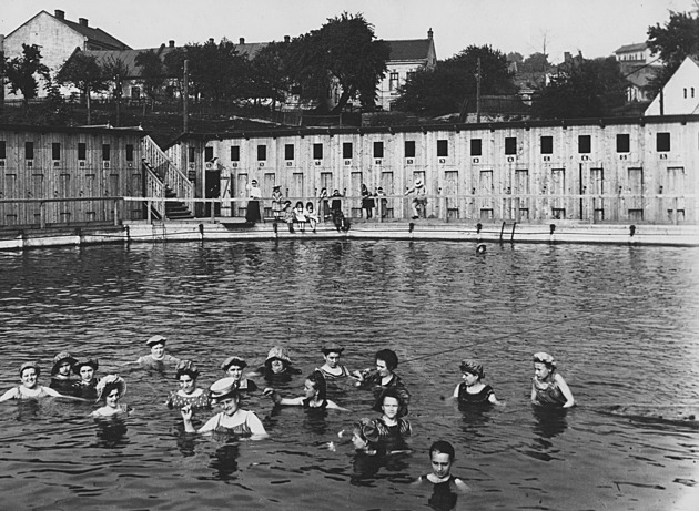 Sad u střelnice trpěl záplavami a poklesy terénu, fotbal tam hráli předchůdci Baníku