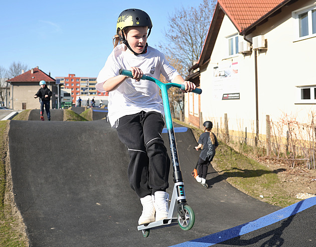Cyklisté vystřídali vlaky. Novojičínský pumptrack má republikový unikát