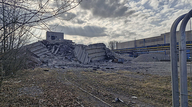 VIDEO: Pálíme! Těžební věž ve Staříči se při pádu na okamžik zastavila, pak zmizela v prachu
