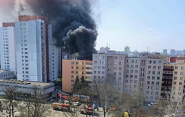 V Ostravě hořela střecha panelového domu, tři lidé se nadýchali zplodin V Ostravě hořela střecha panelového domu, tři lidé se nadýchali zplodin