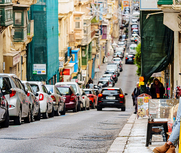 Malta je přeplněná auty. Kdo odevzdá řidičák, dostane až 25 tisíc eur