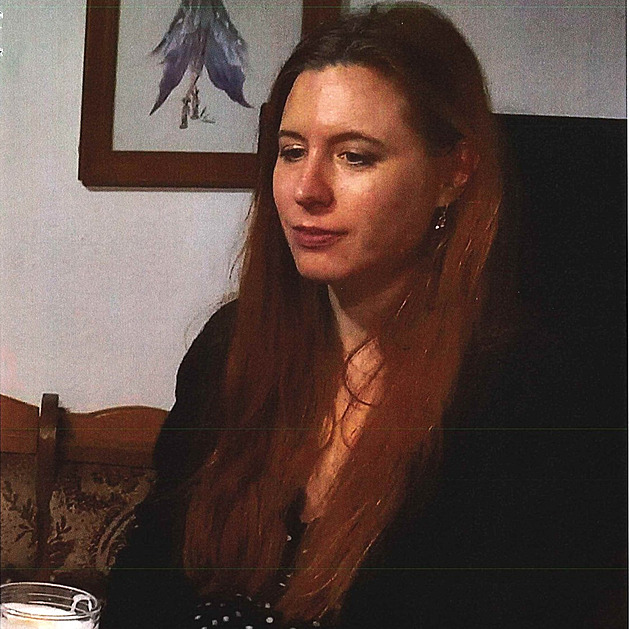 Poh�e�ovan� �ena by na sob� mohla m�t d�msk� �ern� kab�t s b�l�m vzorem.