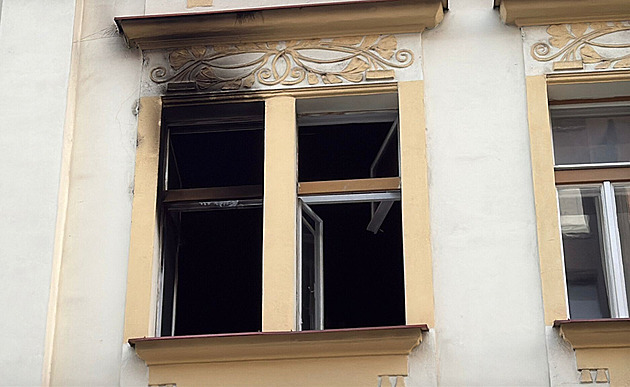 Na Žižkově hořel byt. Mladík před plameny vyskočil z okna a vážně se zranil