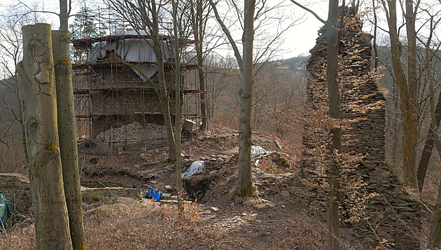 Věž na Pyšolci už je bezpečná a shodí lešení. Práce na záchraně hradu však nekončí