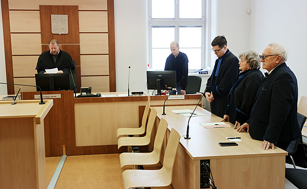 Padající kus omítky z fasády školy zranil chlapce, soud potrestal ředitele