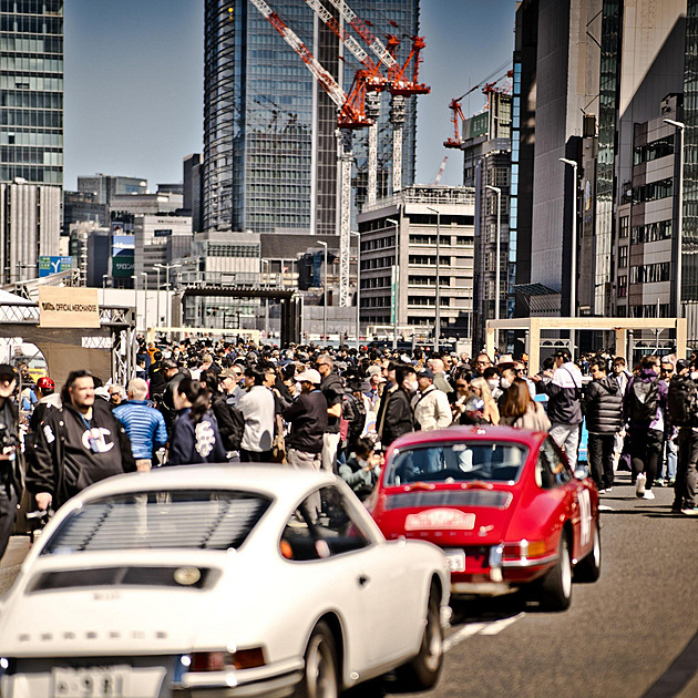 Vzducháče Porsche se naparovaly na estakádě v Tokiu. Je z toho parádní galerie