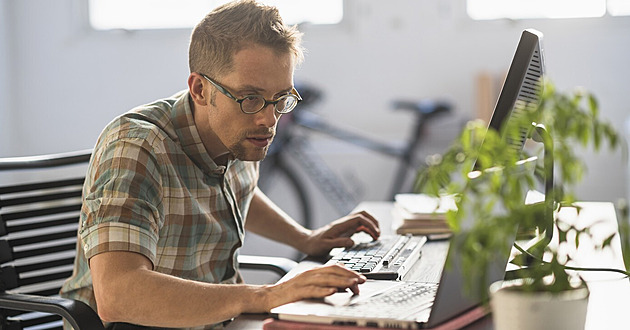 Když kancelářská práce unaví tělo. Na vině může být digitální apnoe Když kancelářská práce unaví tělo. Na vině může být digitální apnoe