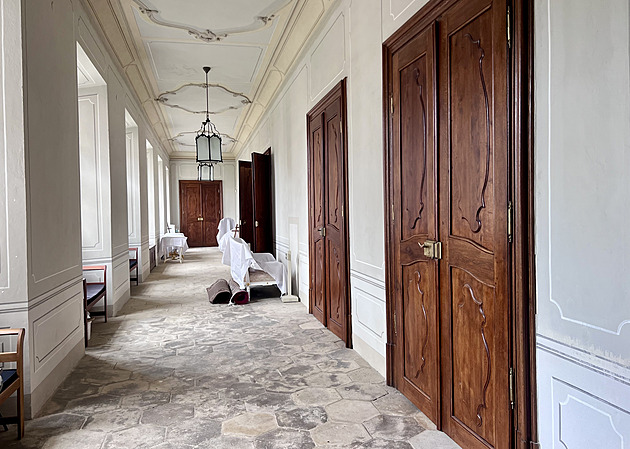 Skrytá rokoková krása. Zámek u Žatce zdobí vzácné malby, čekají na odhalení