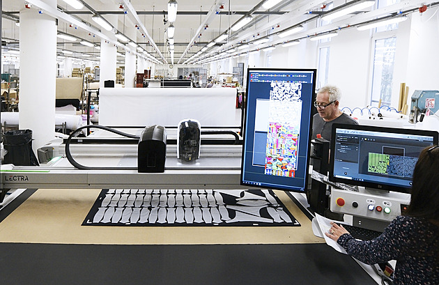 Na naší podprsence dělá deset šiček. I milimetr mění velikost, říká šéf firmy