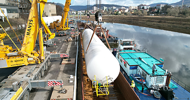 Z Děčína po roce a půl odpluly obrovské nádrže na plyn, míří k polárnímu kruhu