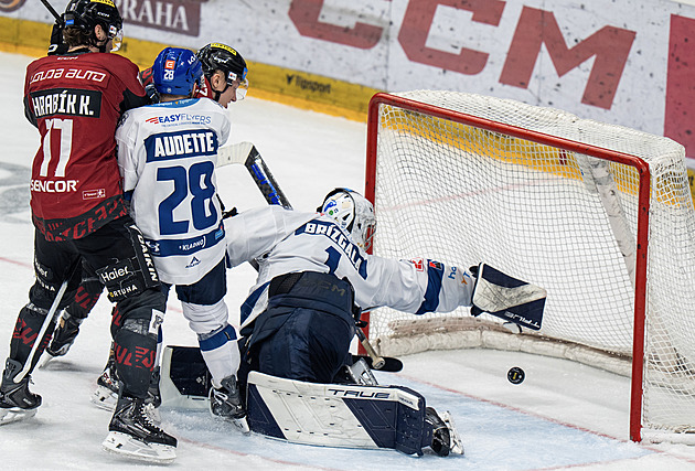 Kladensk� g�lman Br�zgala se marn� natahuje po puku, kter� m��� za jeho z�da.