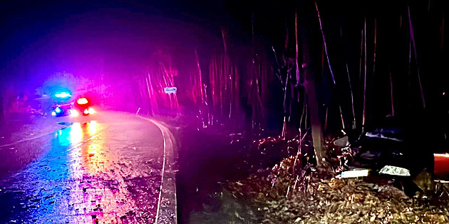 Noční nehoda s pěti zraněnými. Jeden z pasažérů patrně cestoval v kufru auta