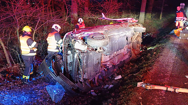 Při srážce aut na Českobudějovicku se zranilo šest lidí, jednu ženu resuscitovali