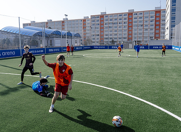 Tady asi nemáte odřená kolena, co? Prezident Pavel navštívil FIFA Arenu