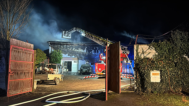 Černý dým nad Příbramskem. V Občově hoří autodílna, část techniky již odjela