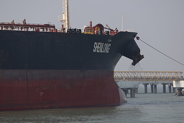 Čas a peníze pro Moskvu. Rusko těží miliardy z Trumpovy války proti Íránu