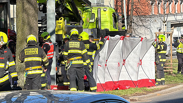 Černá vlajka i pietní místo. Škola vzpomíná na školačku, která zemřela pod koly tramvaje