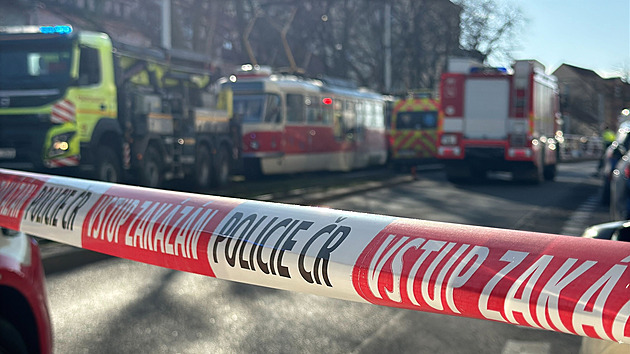Dívka zemřela při střetu s tramvají, zpod soupravy ji vyprošťovali pomocí jeřábu
