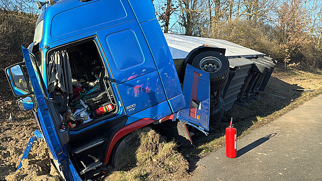 Kamionu na D5 u Prahy praskla pneumatika a skončil na boku, tvoří se kolony