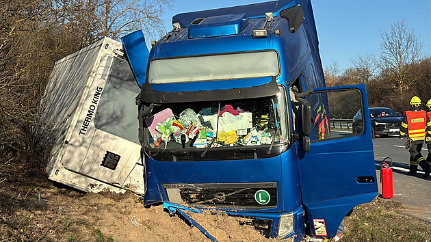 Kamionu na D5 u Prahy praskla pneumatika a skončil na boku, tvoří se kolony Kamionu na D5 u Prahy praskla pneumatika a skončil na boku, tvoří se kolony