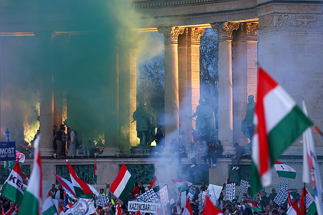 Orbán i jeho volební sok Magyar svolali své příznivce do ulic Budapešti