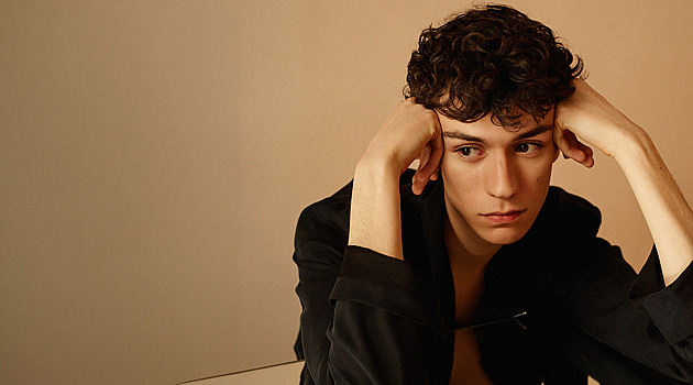 GLOSA: Hudební bondovka à la Eurovize. Dotáhne to Daniel Žižka až do finále?