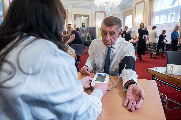 Babiš s tlakoměrem i odhalení rizikových znamének. Na vládě uspořádali Den zdraví Babiš s tlakoměrem i odhalení rizikových znamének. Na vládě uspořádali Den zdraví