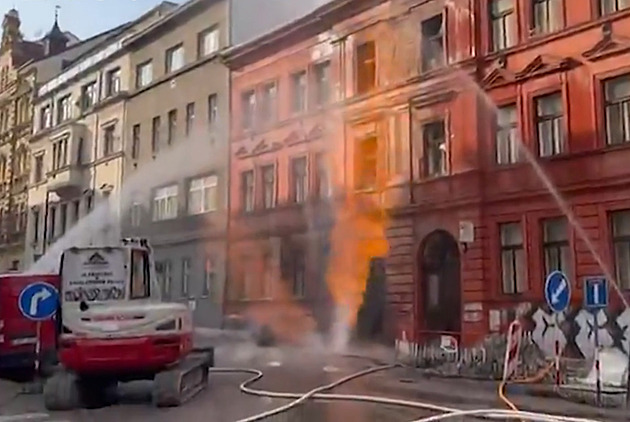 Náhradní byty pro lidi z domu zničeného požárem. Nájem zřejmě uhradí pojišťovny