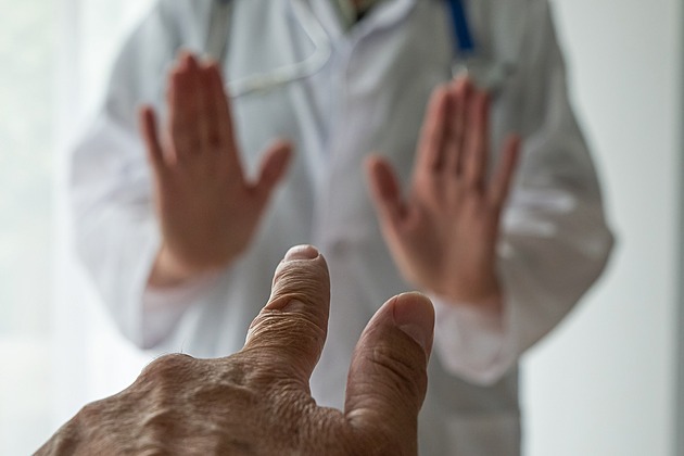 Lékaři čelí agresivním útokům pacientů. Nadávají a vyhrožují, někdy útočí i fyzicky