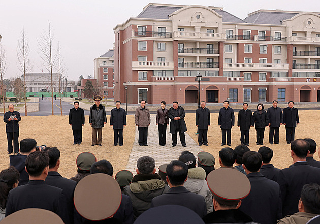 Kim opět vyvedl svoji dceru, přihlíželi odpalu raket. Dívka budí spekulace