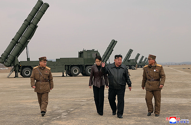 Kim opět vyvedl svoji dceru, přihlíželi odpalu raket. Dívka budí spekulace Kim opět vyvedl svoji dceru, přihlíželi odpalu raket. Dívka budí spekulace