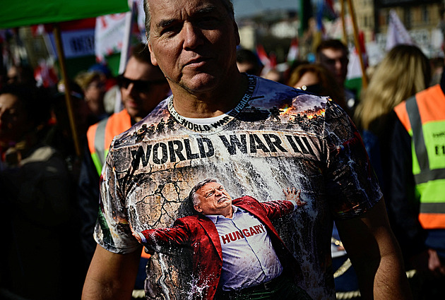 Orbán i jeho volební sok Magyar svolali své příznivce do ulic Budapešti