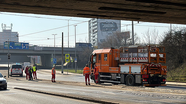 Dopravu v Nuslích omezuje porucha trakčního vedení, tramvaje jezdí odklonem