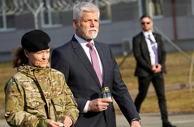 Pavel znovu navštívil české vojáky na misi v Lotyšsku, debatovali i o sportu