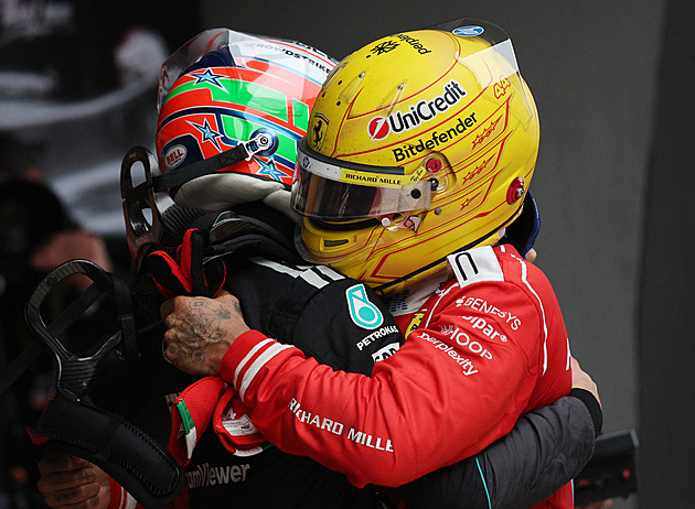 Kamaráde, je mi ctí. Hamilton ocenil vítěze, s kolegou ostře bojoval: Ale bylo to úžasné