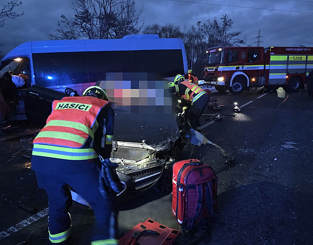 Cestou k tragické nehodě bourala sanitka, mezi deseti zraněnými byly i děti