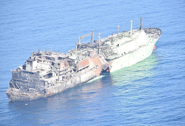 Opuštěný ruský tanker ve Středomoří otočil na jih a míří k libyjskému pobřeží